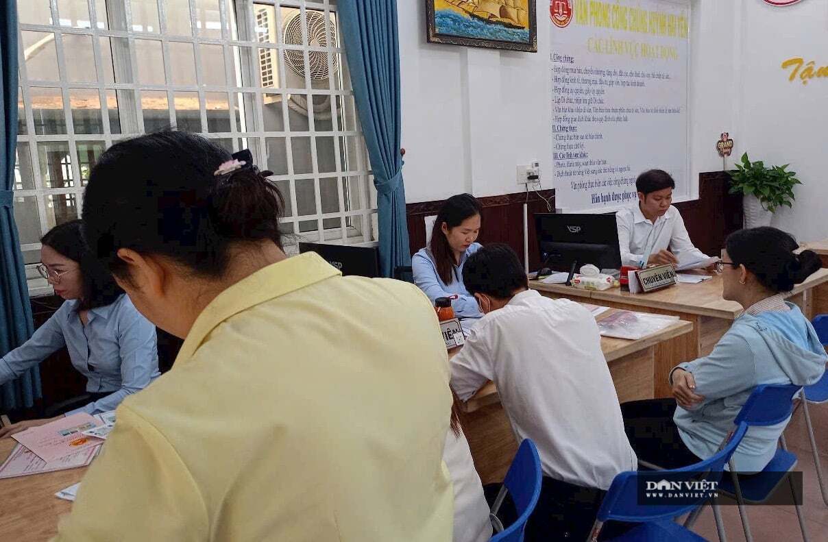 Nhiều khách hàng ký giao dịch mua bán đất tại phòng công chứng (Ảnh ĐL)