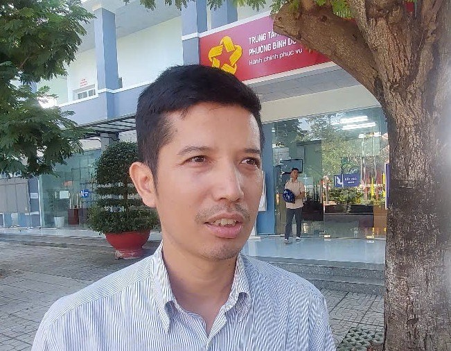 Anh Lê Tấn Bình cho biết, không còn phải làm giấy xác nhận tình trạng bất động sản nữa. Hồ sơ công chứng hợp đồng chuyển nhượng đất giảm bớt một thủ tục. Ảnh: Đình Trọng