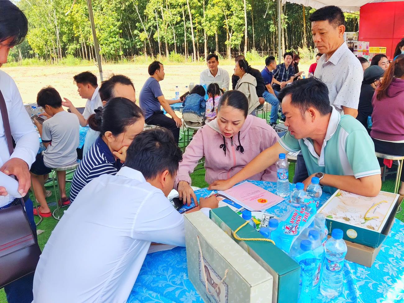 Lễ giới thiệu dự án Tân Long Mall Phú Giáo - Bình Dương với đông đảo khách hàng tham quan và giao dịch thành công.