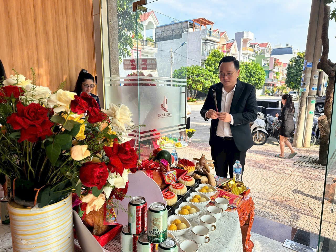 Ông Vũ Kiệt Khánh Tổng Giám Đốc VAKA LAND dân hương mừng ngày khai trương.